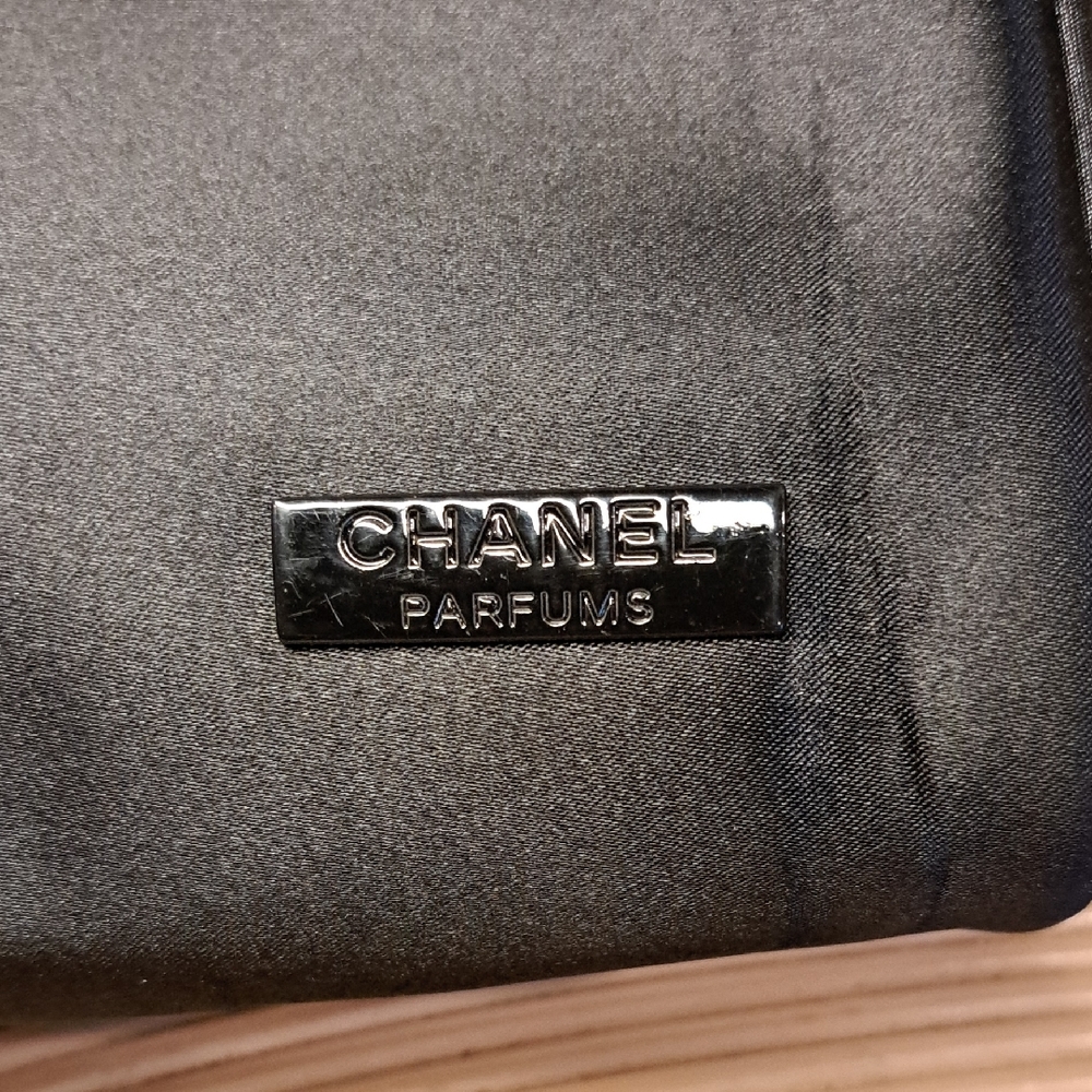Chanel Parfums Cosmetic Case - Picture 4 of 7